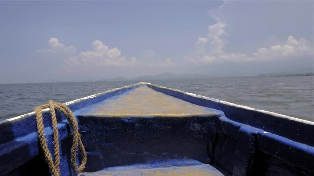 Recorrido en lancha tradicional por la laguna de Coyuca en Pie de la cuesta, Acapulco Guerrero, México. 