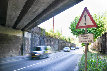 route circulation attention avertissement route inondée danger auto voiture securité