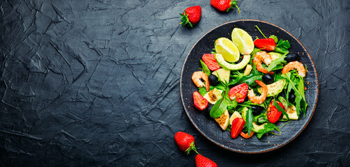 Summer salad with shrimps and strawberries