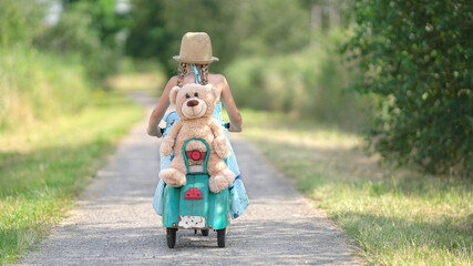 Unterwegs mit Teddy und Roller