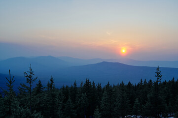 Obraz premium Beautiful sunset in mountains sky