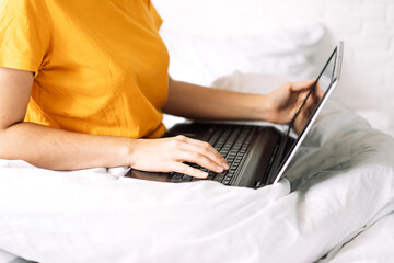 Naklejka premium Girl studying online at laptop