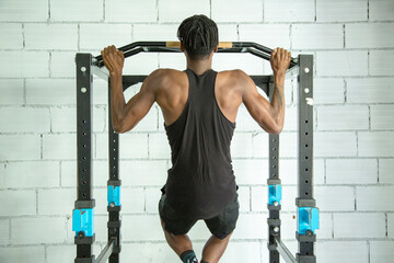 Fototapeta premium anonymous young african american man doing sports in the gym