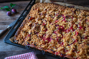 Rustic plum cake with crumbles