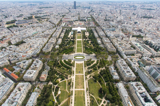 Le Champ-de-Mars est un vaste jardin public, enti&egrave;rement ouvert et situ&eacute; &agrave; Paris dans le quartier du Gros-Caillou du 7e arrondissement, entre la tour Eiffel au nord-ouest et l'&Eacute;cole militaire.