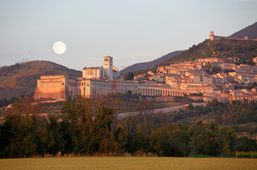 Fototapeta premium Basilica of Saint Francis in Assisi with the full moon, Italy