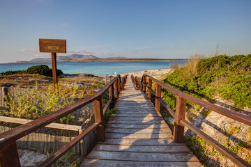 Fußgängerbrücke zum Strand von La Pelosa in Stintino, Sardinien, Italien