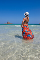 Vrouw op het strand van La Pelosa, Sardinië, Italië