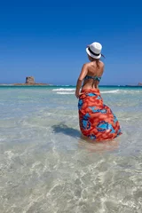 Foto op Plexiglas La Pelosa Strand, Sardinië, Italië Vrouw op het strand van La Pelosa, Sardinië, Italië