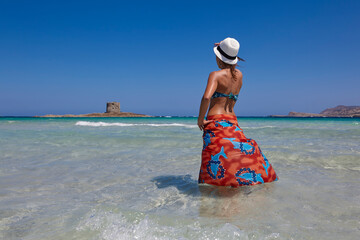 Vrouw aan het strand van La Pelosa, Sardinië, Italië