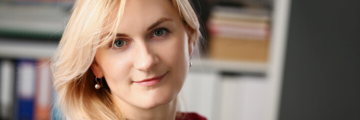 Obraz premium Portrait of young blonde woman on background of folders with documents