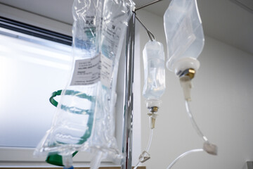 Infusionen für eine Chemotherapie hängen an einem Ständer - obrazy, fototapety, plakaty