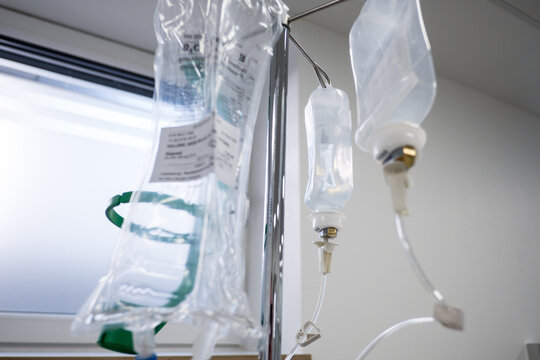 Infusionen für eine Chemotherapie hängen an einem Ständer