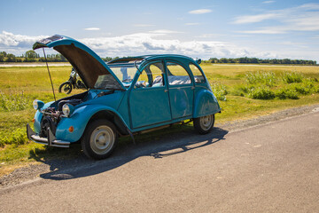 Oldtimer blaues Auto auch genannt die Ente. Auf einer Landstraße in Frankreich im Sommer.