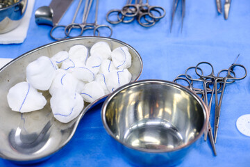 Tupfer liegen in einer Nierenschale bei einer Operation im Krankenhaus