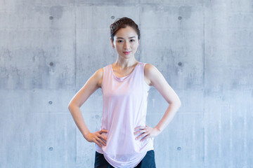 フィットネスクラブで壁の前に立っている女性