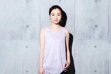 フィットネスクラブで壁の前に立っている女性
