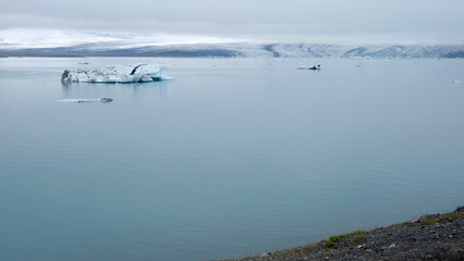 Naklejka premium Jokulsarlon Glacier Lagoon in Iceland with icebergs and clear water