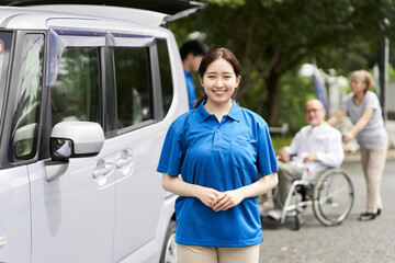 Fototapeta na wymiar 介護タクシーで高齢者を送迎をする介護士