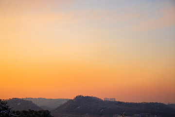 Naklejka premium Sunset Landscape : Beautiful sunset sky and snow-covered mountains in winter.