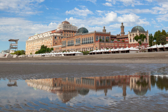 Lido, Venezia. Spiaggia con riflesso a mare dell' Excelsior