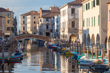 Chioggia, Venezia. Canal Vena con Ponte e barche ancorate davanti ai Palazzi.