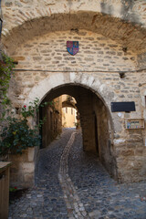 Ruelle couverte dans le vieux village de Saint-Montan en Ardèche méridionale