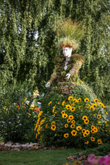 Gartenkunst: Frauenfigur im Kleid aus Blumen