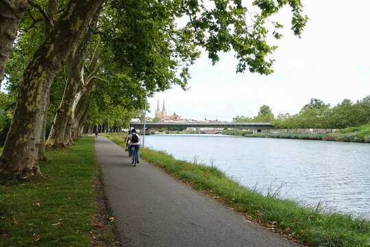 Des v&eacute;los sur la piste cyclable sur le chemin de halage, au bord de la Nive &agrave; Bayonne