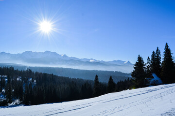 Słoneczny zimowy dzien w Tatrach
