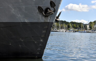 Wasserstandsmessung an einem Schiff in Flensburg