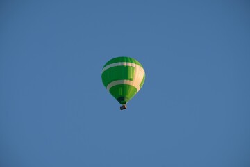 FU 2020-08-06 Himmel 7a Im Himmel schwebt ein Heißluftballon