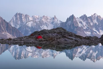 Gordijnen Rode tent op Lac Blanc-meer © Ivan Kmit