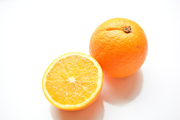 まるごとオレンジと切ったオレンジ
