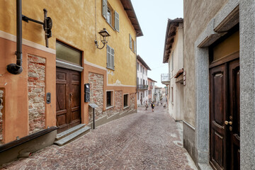 Fototapeta na wymiar Old street of La Morra, typical medieval village in the hilly region of Langhe (Piedmont, Northern Italy), UNESCO site since 2014 is famous for its panoramic viewpoint over the vineyards.