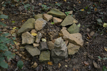 frisches urnengrab im ruhewald rheinhessische schweiz