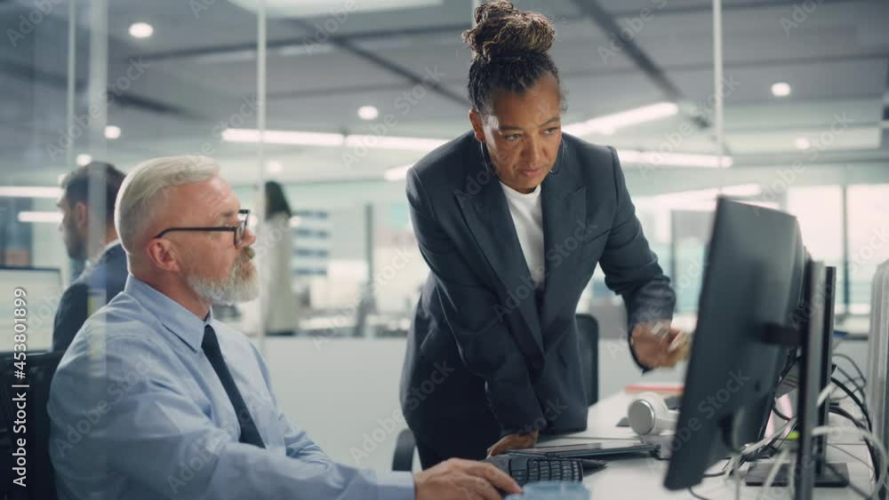 Aufkleber Senior Manager Talking to Experienced Confident Businessman while Using Computer in Modern Office. Colleagues Discuss Commercial, Financial and Marketing Projects. Specialists Work in Diverse Team.
