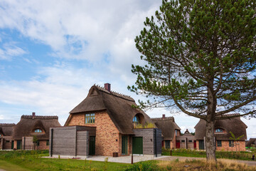 Ferienhausanlagen an der Ostseeküste im Naturschutzgebiet Geltinger Birk