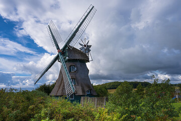Plakat Eine Historische Windmühle zum Feriendomizil umgebaut an der geltinger Bucht in Schleswig-Holstein