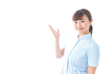 ポイントを指差す若い看護師