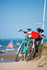 Fototapeta na wymiar Vélo en bord de mer laissé à l'entrée d'une plage
