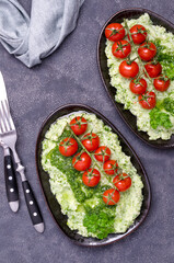 Mashed potatoes with tomatoes and green sauce