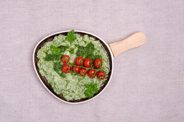 Mashed potatoes with tomatoes and green sauce