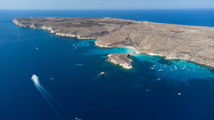 fotografia aerea dell isola di Lampedusa in Sicilia - obrazy, fototapety, plakaty