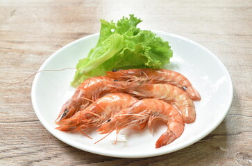 steamed river shrimp arranging with fresh lettuce on plate