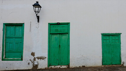 Fototapeta na wymiar Grüne Türen, weiße Wände - traditionelle spanische Architektur