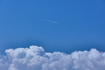 Himmel, Wolken und Flugzeug
