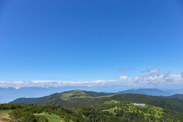 8月下旬（夏） 美ヶ原高原の王ヶ頭付近から武石峰・北アルプスを望む 長野県