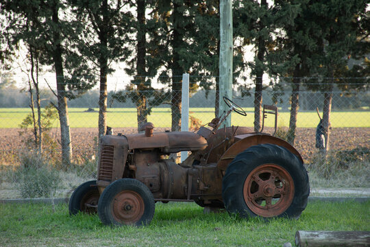 Tractor antiguo en el campo