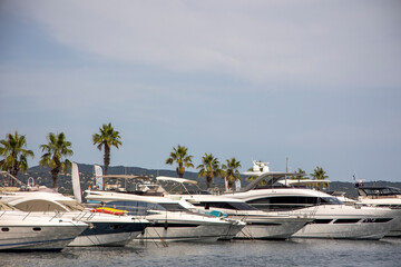 port de cavalaire avec ses bateaux et yacht de luxe